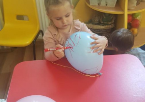 Hania maluje balona.